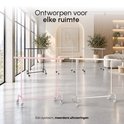 Vier kledingrekken in verschillende kleuren, waaronder crème en roze, in een moderne woonkamer. Tekst: Ontworpen voor elke ruimte.