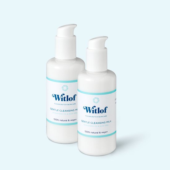 Twee flacons Witlof Gentle Cleansing Milk, wit met blauwe accenten en een handig pompje.