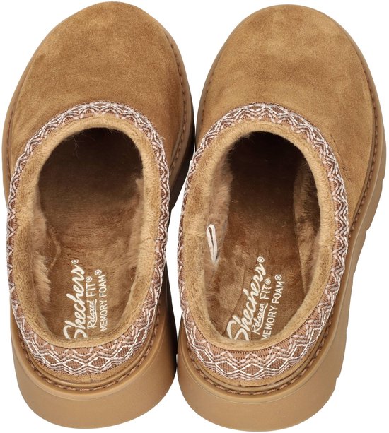 Bovenaanzicht van bruine Skechers pantoffels met Relaxed Fit Memory Foam binnenzool en geweven rand.