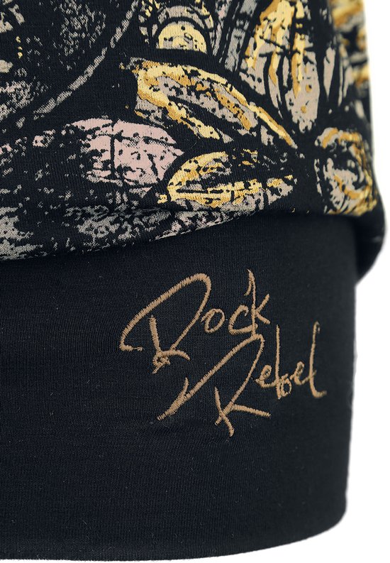 Detailopname van de onderkant van een zwart T-shirt met het goudkleurige Rock Rebel-logo.