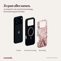 Toont opbouw van telefoonhoesje: zwarte smartphone, zwarte binnenlaag met MagSafe en roze marmeren buitenlaag.