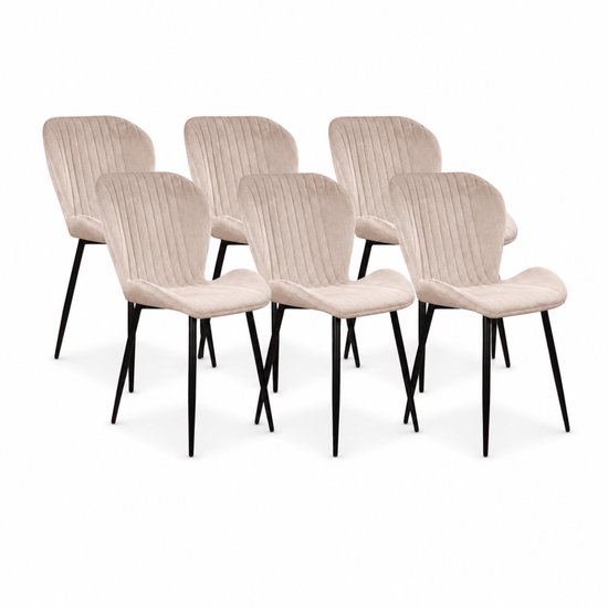 Set van zes champagnekleurige fluwelen eetkamerstoelen met verticale stiknaden en slanke, zwarte metalen poten.