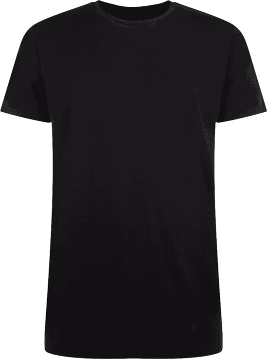 Zwart T-shirt met ronde hals op een zwarte achtergrond.