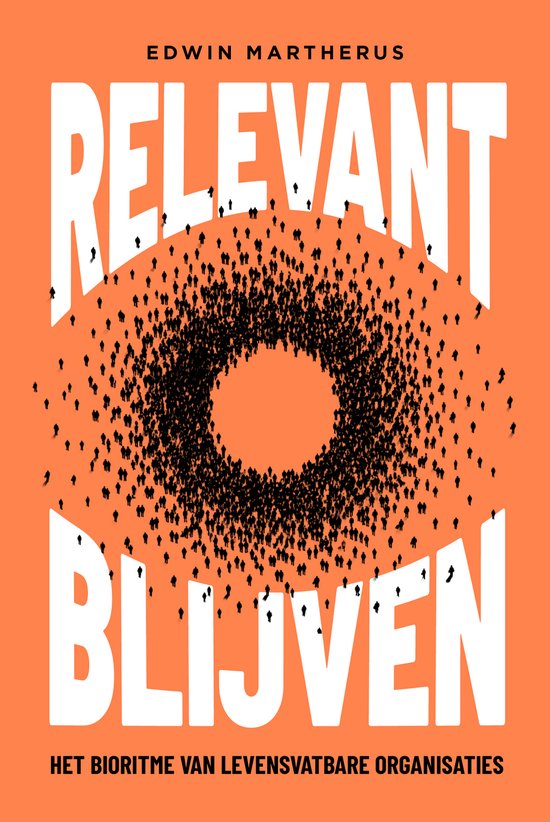 Boekomslag 'Relevant blijven' door Edwin Martherus met een cirkelvormige menigte op een oranje achtergrond.