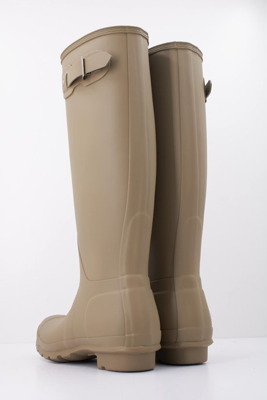 Achterkant van een paar beige Hunter Original hoge laarzen met verstelbare gespen.