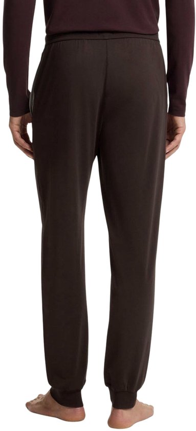 Achteraanzicht van bruine BOSS-joggingbroek met elastische boorden aan de enkels, gedragen door een model.