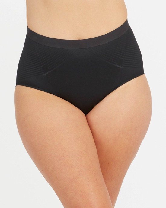 Zwarte corrigerende slip met hoge taille, voorzien van subtiele gestreepte accenten bij de heupen.