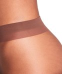 Detailopname van de tailleband van een bruine transparante panty.