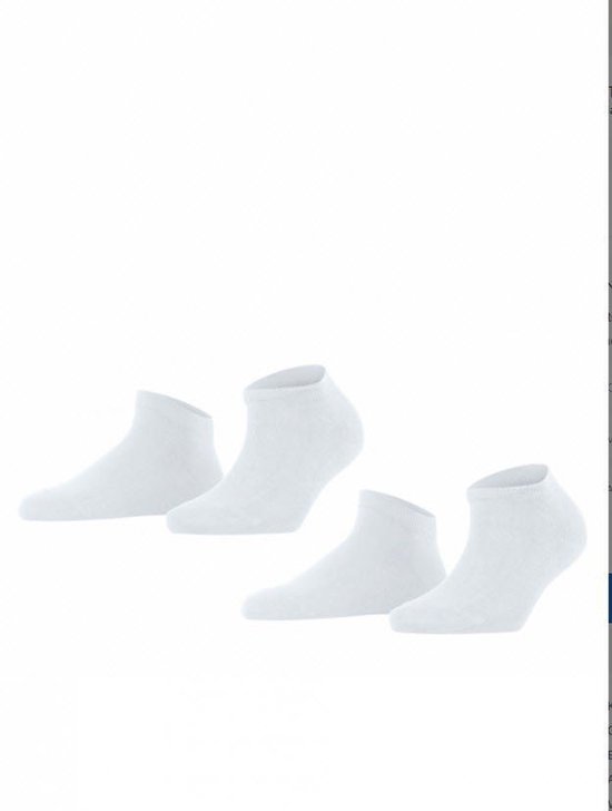 Twee paar witte enkelsokken voor dames, gemaakt van een effen, gladde katoenmix.