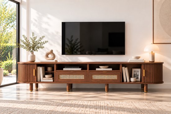 Meuble TV ovale en noyer avec portes coulissantes striées, tiroirs en rotin et décoration dans un salon élégant.