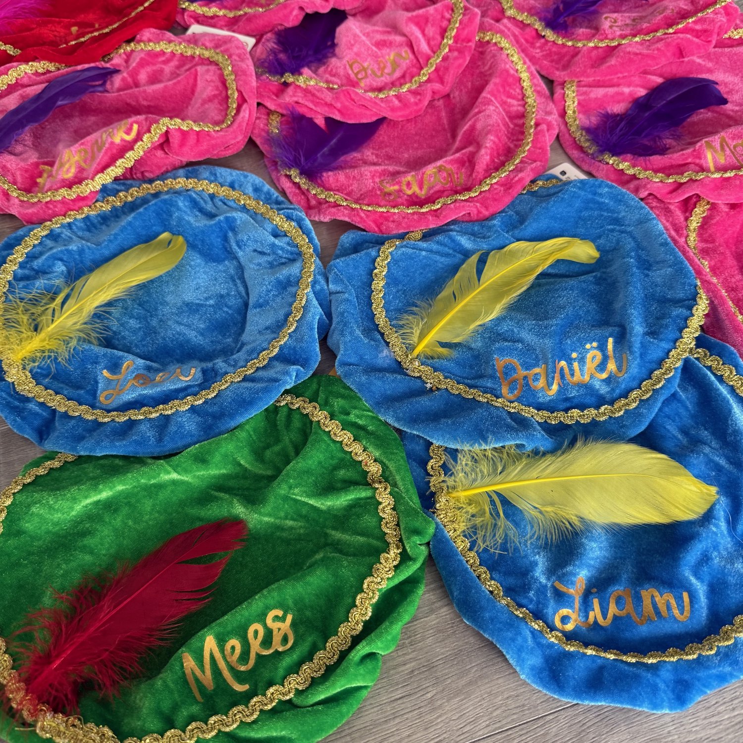 Pietenmuts met naam gepersonaliseerd pietenmutsje met veertje - blauw - groen - rood - roze