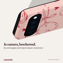 Close-up van de verhoogde camerawand van een roze hoesje met hartjesprint. Tekst: Je camera, beschermd.