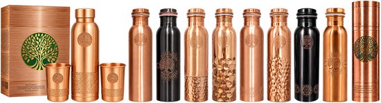 Collectie van koperen flessen en bekers in diverse stijlen, gegraveerd met levensboom- en geometrische patronen.