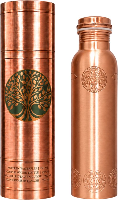 Koperen waterfles van 950 ml met levensboom en chakra-gravures, inclusief bijpassende koker op zwarte achtergrond.