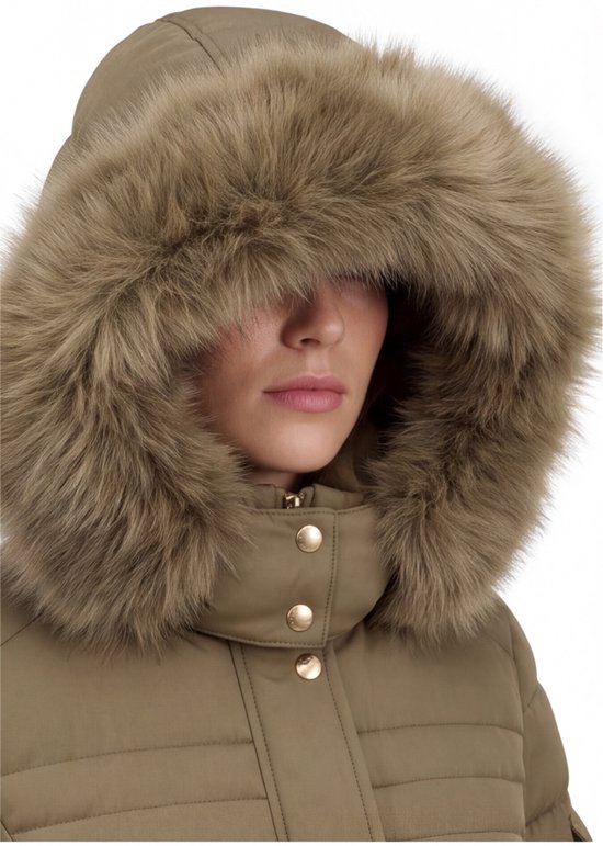 Close-up van een olijfgroene winterjas met capuchon, rijkelijk gevoerd met kunstbont en gouden knoopsluitingen.
