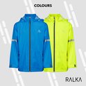 Twee Ralka regenjassen naast elkaar in blauw en felgeel, met reflecterende strepen op de mouwen.