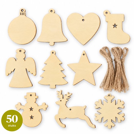 Set van 50 houten kersthangers in 10 vormen zoals sterren, harten en rendieren, inclusief touw, op een witte achtergrond.