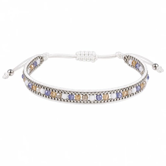 Witte geweven armband met zilverkleurige accenten en afwisselende blauwe, beige en witte glaskralen, verstelbaar koord.