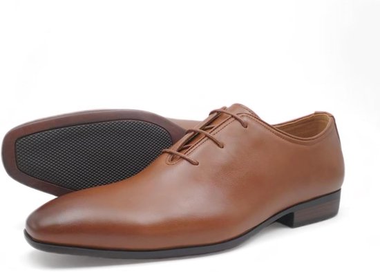 Bruine leren Oxford-veterschoen met zichtbare zool met textuur.