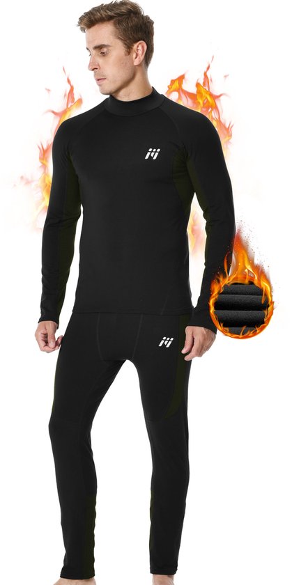 Man staat in een zwart thermoshirt en thermobroek met lange mouwen, met vlammen op de achtergrond.