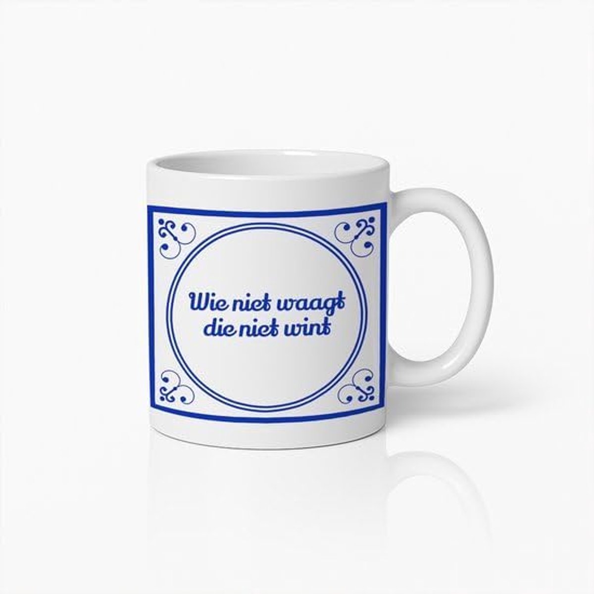 Niet Waagt Die Niet Wint Mok 330ml – Delfts Blauw Tegelstijl Koffiebeker – Inspirerende Quote Beker voor Positiviteit & Motivatie