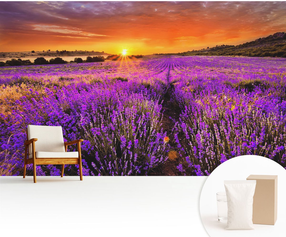 Wallfluent Fotobehang - Paars Vliesbehang - 416x254 cm - Lavendelzonsondergang Fotobehang Vlies - Woonkamer behang Landschappen - Muurschildering - Woonkamer behang