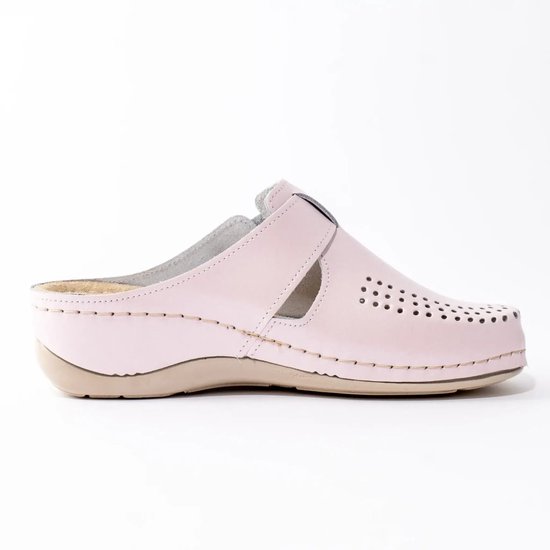 Roze medische klomp met perforaties en beige zool, zijaanzicht.