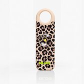 Een persoonlijke alarm sleutelhanger met luipaardprint en een beige lus, met een lichtje in het midden.