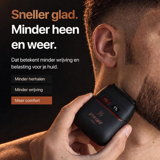Close-up van een man die zijn gezicht scheert met het zwarte Viking Mini scheerapparaat. Met de tekst 'Sneller glad. Minder heen en weer.'