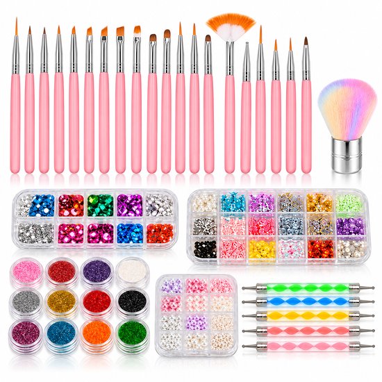 Een set nagelkunstaccessoires met roze penselen, glitterpotjes, steentjes, parels en dotting tools.