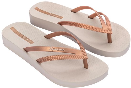 Lichtgrijze Ipanema teenslippers met dikkere zolen, koperkleurige gevlochten bandjes en logo.