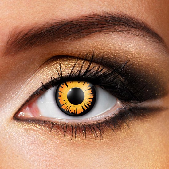 Close-up van een oog met oranje en gele wolf-contactlens. Gouden oogschaduw en zwarte eyeliner.