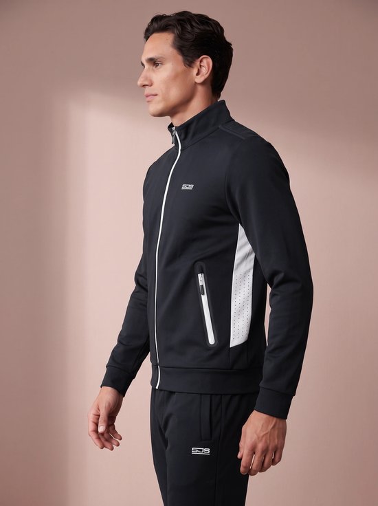 Man in profiel, draagt een zwart sportvest met witte rits en witte zijpanelen.