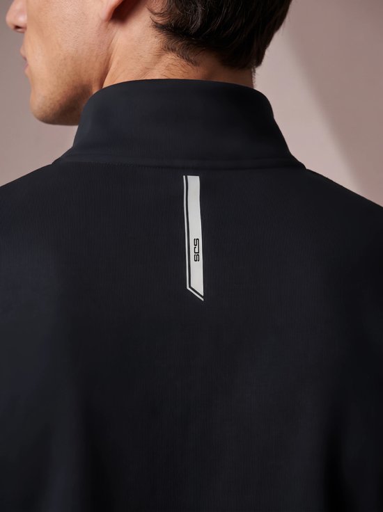 Nek-detail van een zwart sportvest met verticale witte band en logo.