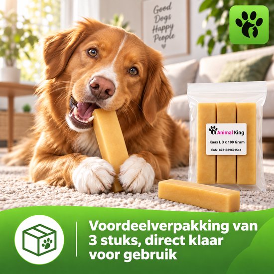 Een hond knabbelt aan een gele staaf. De verpakking Animal King Kaas L 3 x 100 Gram staat naast de hond.
