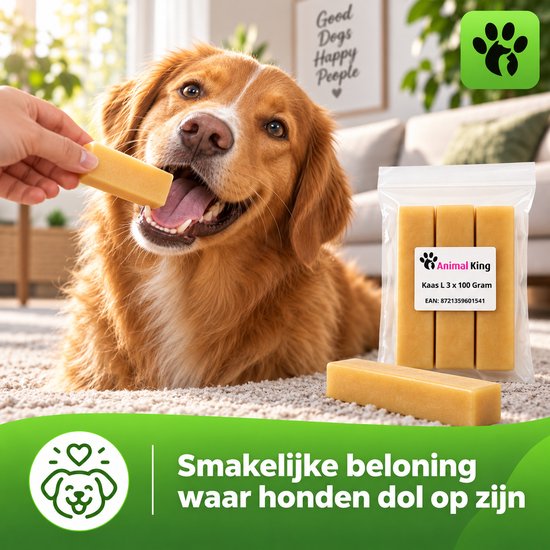 Een hond knabbelt aan een gele staaf. De verpakking Animal King Kaas L 3 x 100 Gram staat naast de hond.