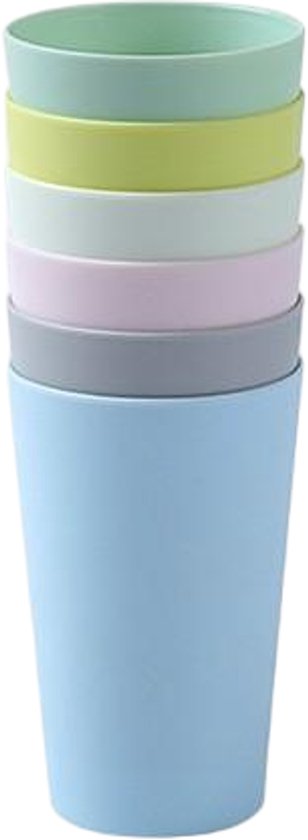 Une pile de six tasses aux couleurs pastel : bleu clair, gris, blanc, vert clair et jaune clair.