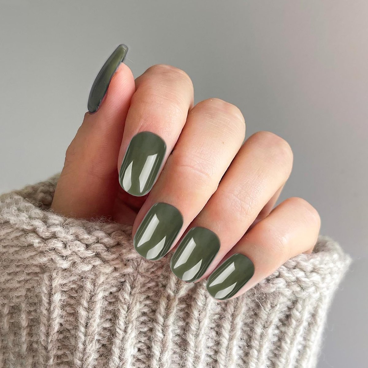 24 stuks kunstnagels, korte nepnagels met lijm, druk op nagels verwijderbare lijm op nagels tips voor Kerstmis Halloween Vrouwen Meisjes Nail Art Accessoires (grasgroen)