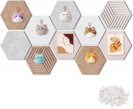 Zeshoekige kurken prikborden met decoratieve kattenhangers, waaronder een paarse, grijze, witte, blauwe en oranje kat.