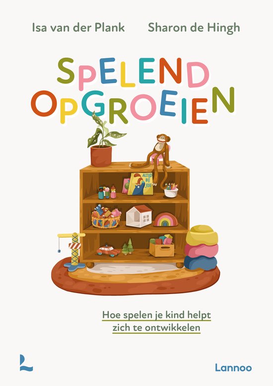 Boek 'Spelend opgroeien' met kleurrijke letters. Een houten kastje vol speelgoed, met een aapje en plant ernaast. 'Hoe spelen je kind helpt zich te ontwikkelen'