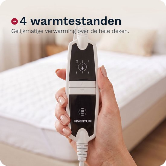 Hand met nette nagels houdt de witte controller vast met 4 warmtestanden, 1-2-3 en stop.