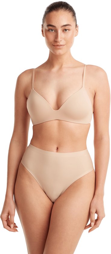 Model draagt een huidkleurige bh en slip.