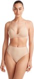 Model draagt een huidkleurige bh en slip.