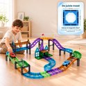 Jongen speelt met een kleurrijke magnetische racebaan van Five Stars. Twee auto's racen over de baan. De juiste maat 5,5 cm wordt getoond.