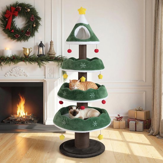 Kerstboom-krabpaal voor een open haard met twee katten op de platforms.