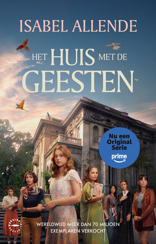 Boekomslag Het huis met de geesten van Isabel Allende met zeven vrouwen voor een landhuis en tropische vogels in de lucht.