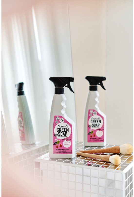 Twee flessen Marcel's Green Soap badkamerreiniger op een glanzende tegeltafel met houten kwasten.