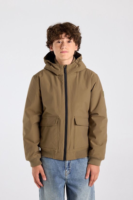 Jongen draagt een olijfgroene jas met capuchon, rits en zakken, gecombineerd met een lichtblauwe jeans.
