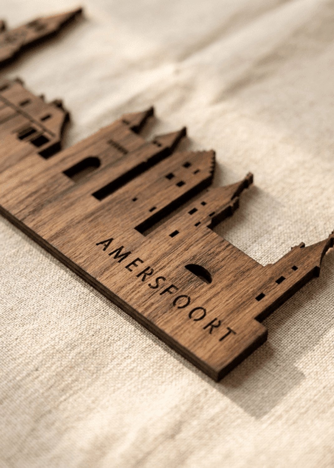 Houten Skyline Amersfoort | Wanddecoratie voor aan de muur | Noten | 70 x 14 cm