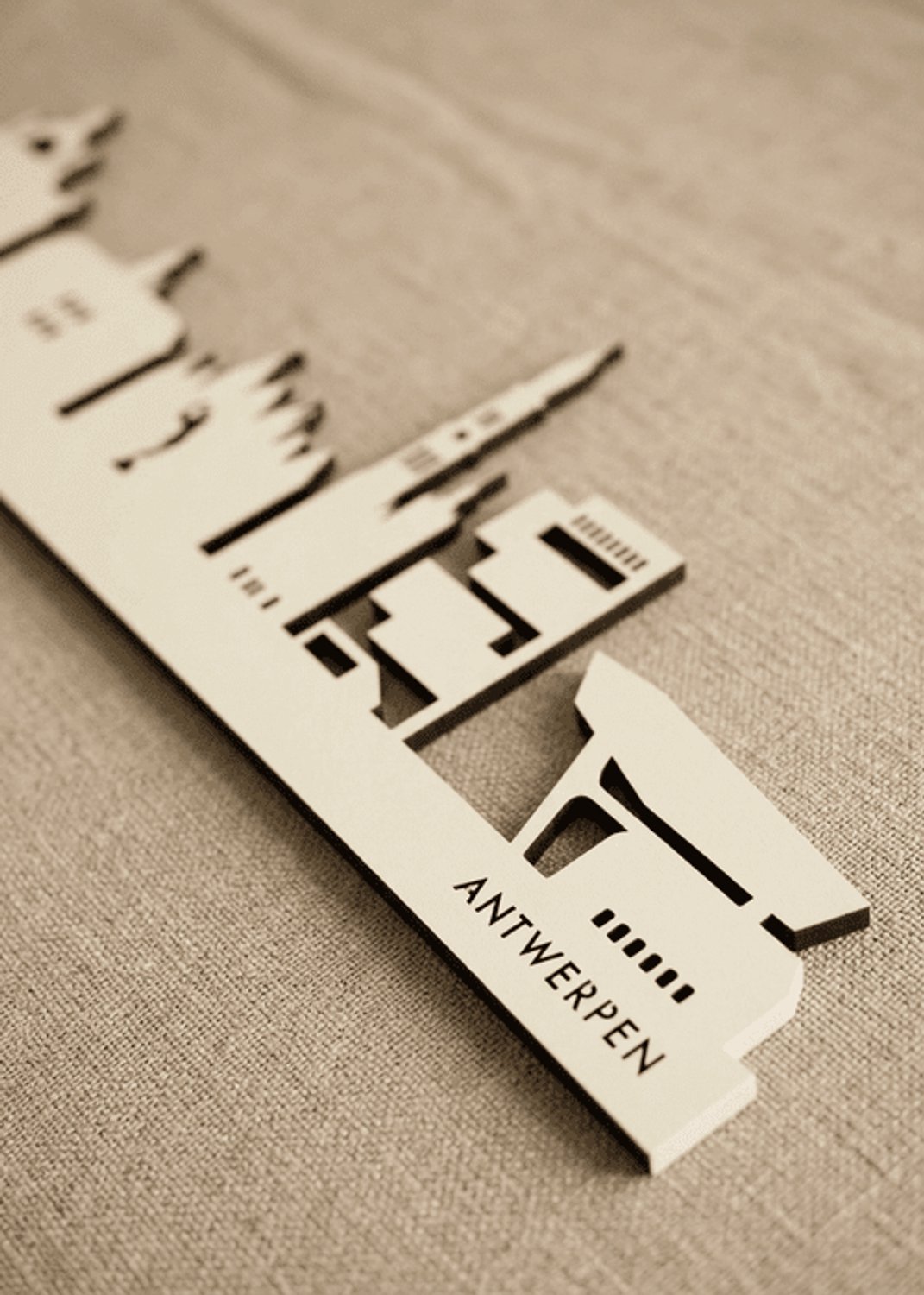 Houten Skyline Antwerpen | Wanddecoratie voor aan de muur | Wit MDF | 70 x 14 cm